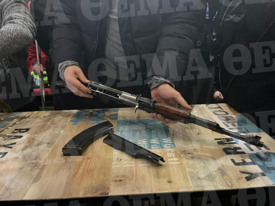 Πόλεμος στην Ουκρανία: Πολίτες μαθαίνουν να χρησιμοποιούν Καλάσνικοφ σε κινηματογράφο - Δείτε φωτογραφίες και βίντεο