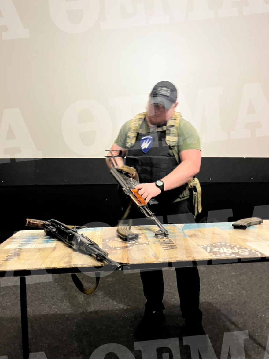 Πόλεμος στην Ουκρανία: Πολίτες μαθαίνουν να χρησιμοποιούν Καλάσνικοφ σε κινηματογράφο - Δείτε φωτογραφίες και βίντεο