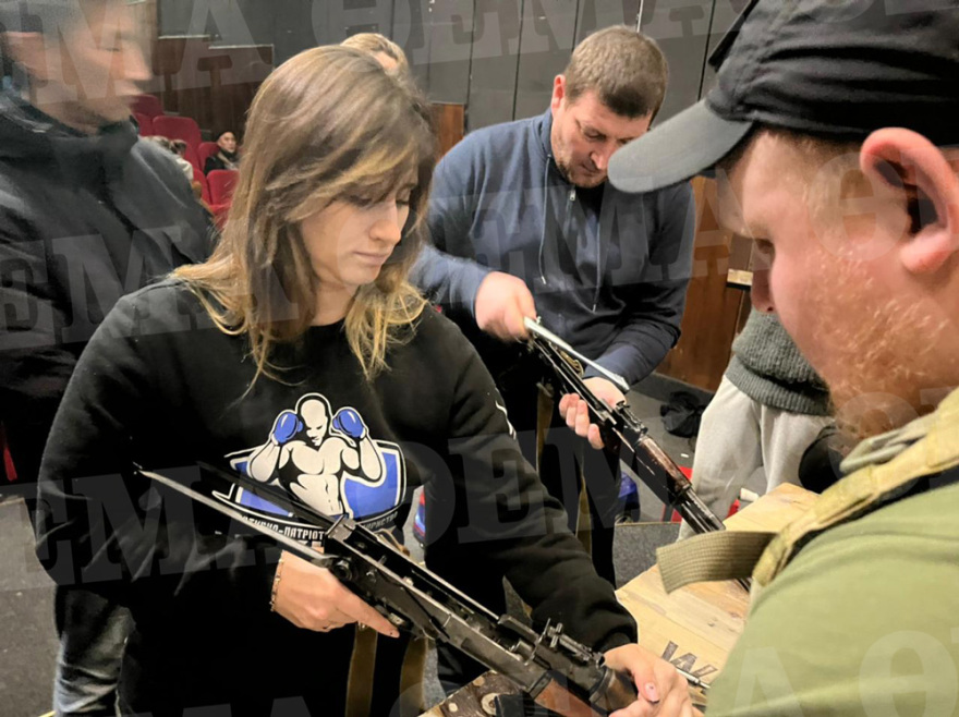 Πόλεμος στην Ουκρανία: Πολίτες μαθαίνουν να χρησιμοποιούν Καλάσνικοφ σε κινηματογράφο - Δείτε φωτογραφίες και βίντεο