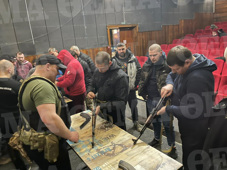 Πόλεμος στην Ουκρανία: Πολίτες μαθαίνουν να χρησιμοποιούν Καλάσνικοφ σε κινηματογράφο - Δείτε φωτογραφίες και βίντεο