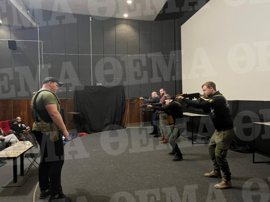 Πόλεμος στην Ουκρανία: Πολίτες μαθαίνουν να χρησιμοποιούν Καλάσνικοφ σε κινηματογράφο - Δείτε φωτογραφίες και βίντεο