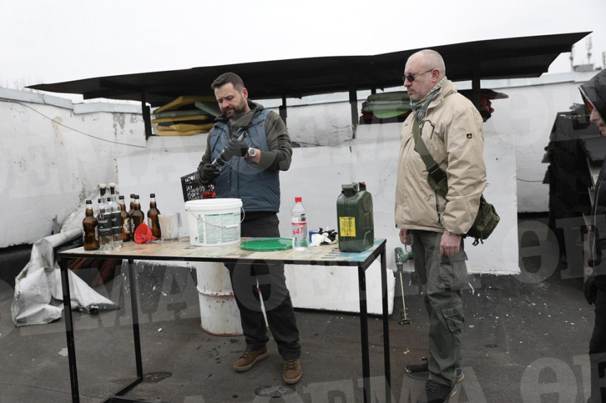 Πόλεμος στην Ουκρανία: Πολίτες μαθαίνουν να χρησιμοποιούν Καλάσνικοφ σε κινηματογράφο - Δείτε φωτογραφίες και βίντεο