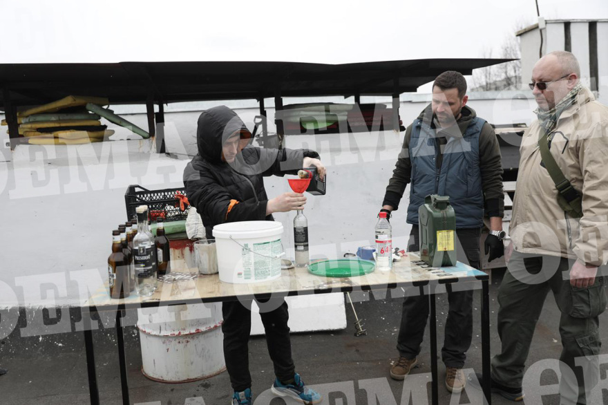 Πόλεμος στην Ουκρανία: Πολίτες μαθαίνουν να χρησιμοποιούν Καλάσνικοφ σε κινηματογράφο - Δείτε φωτογραφίες και βίντεο