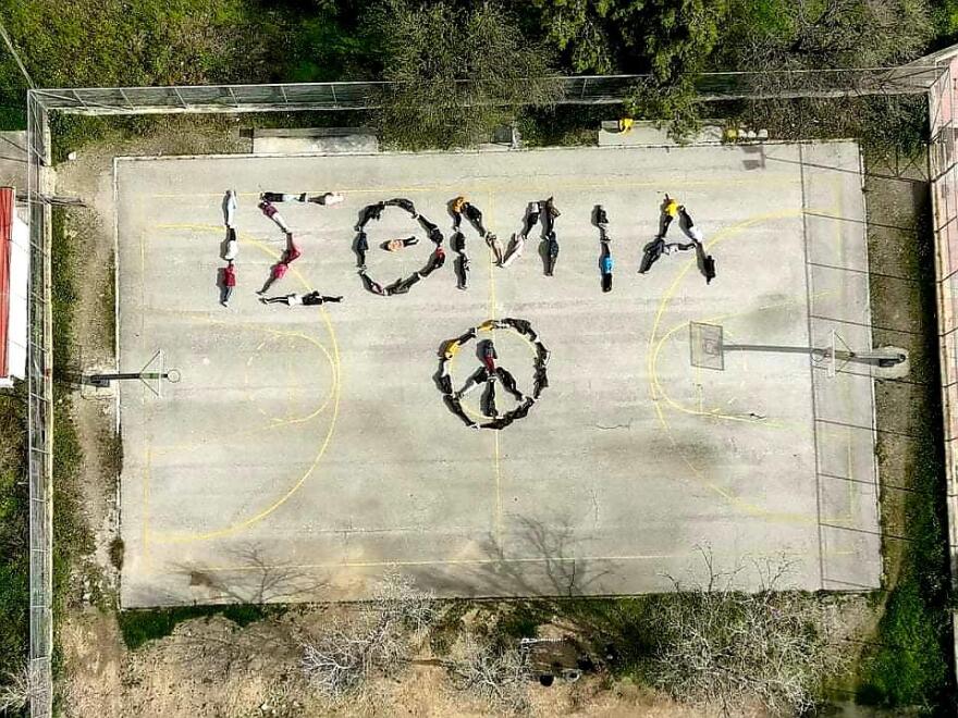 Πόλεμος στην Ουκρανία: Μήνυμα για την ειρήνη από σχολείο στα Ίσθμια