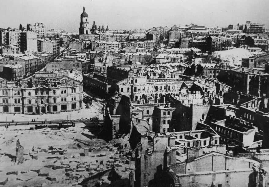 Πόλεμος στην Ουκρανία: Οι εικόνες με τους βομβαρδισμούς γυρίζουν τον χρόνο πίσω στον Β' Παγκόσμιο Πόλεμο