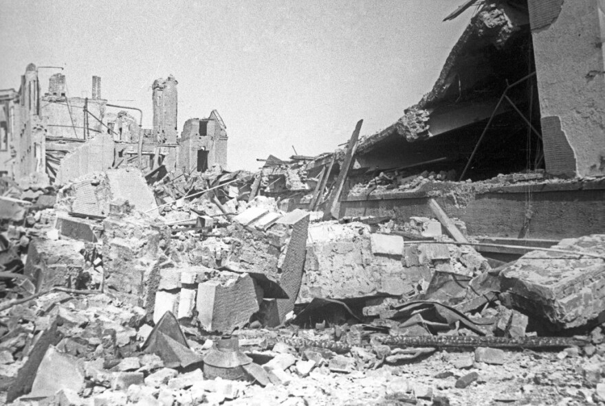 Πόλεμος στην Ουκρανία: Οι εικόνες με τους βομβαρδισμούς γυρίζουν τον χρόνο πίσω στον Β' Παγκόσμιο Πόλεμο