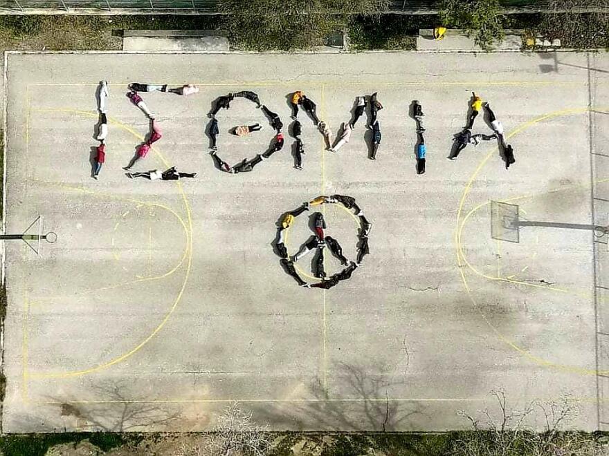 Πόλεμος στην Ουκρανία: Μήνυμα για την ειρήνη από σχολείο στα Ίσθμια