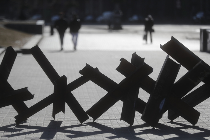 Πόλεμος στην Ουκρανία: Ρωσικά άρματα μάχης έχουν φθάσει στις βορειοανατολικές παρυφές του Κιέβου