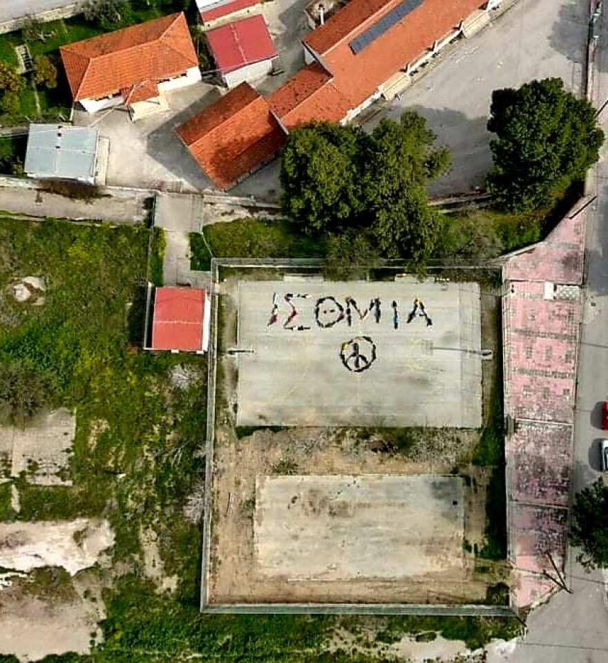Πόλεμος στην Ουκρανία: Μήνυμα για την ειρήνη από σχολείο στα Ίσθμια