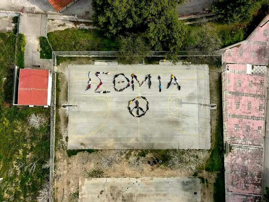 Πόλεμος στην Ουκρανία: Μήνυμα για την ειρήνη από σχολείο στα Ίσθμια