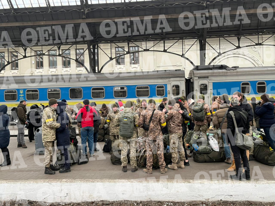 Πόλεμος στην Ουκρανία: Στρατιώτες αποχαιρετούν τις οικογένειές τους και πάνε να πολεμήσουν τους Ρώσους 