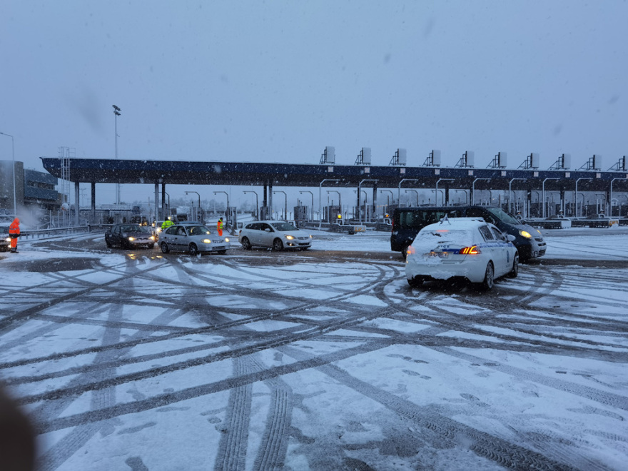 Έκλεισε για μισή ώρα η Εθνική Οδός Αθηνών-Λαμίας στα διόδια Αφιδνών - Πού χρειάζονται αλυσίδες