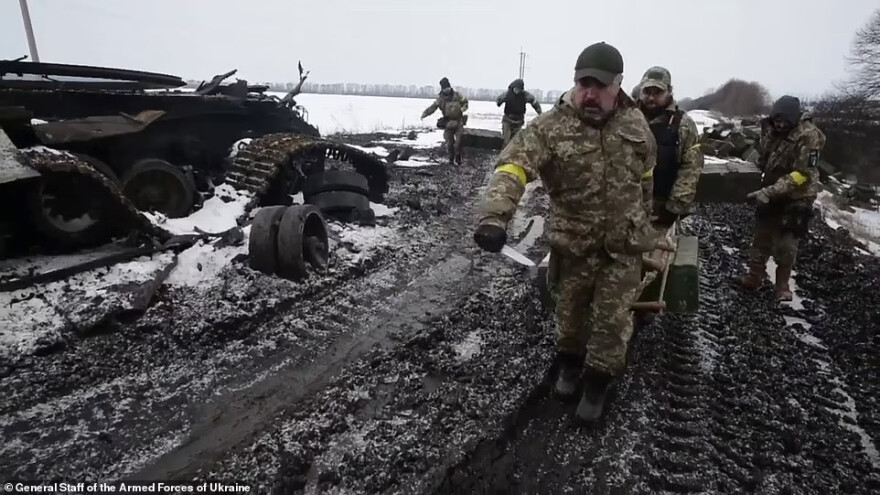 Πόλεμος στην Ουκρανία: Οι Ρώσοι προς το Κίεβο - Διοικητής του Πούτιν σκοτώθηκε στην ενέδρα των Ουκρανών στο κομβόι