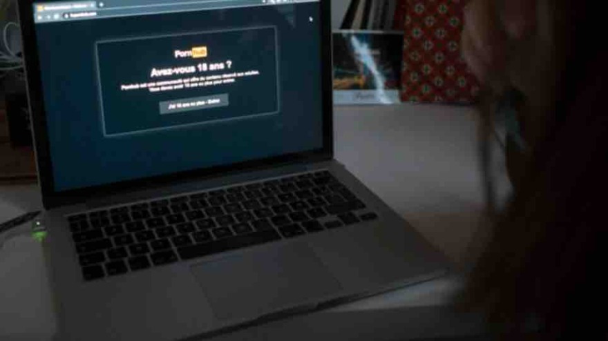 Κηφισιά: Ο 4χρονος γιος ειδοποιησε τον πατέρα για την οικιακή βοηθό που φωτογράφιζε γυμνές τις ανήλικες αδερφές του