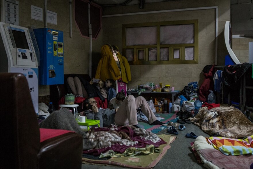 Πόλεμος στην Ουκρανία: Σε «πόλεις» μετατράπηκαν σταθμοί του μετρό στο Χάρκοβο - Έχουν βρει καταφύγιο εκατοντάδες άνθρωποι