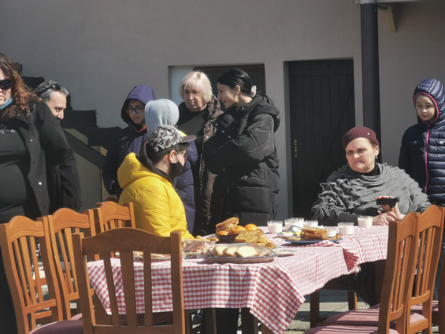 Μονοπήγαδο Θέρμης: Κάτοικοι του χωριού έδωσαν τα σπίτια τους και φιλοξενούν πρόσφυγες από την Ουκρανία