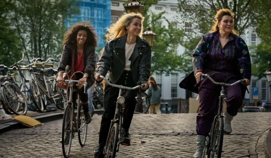 Netflix: To «Dirty Lines» παρουσιάζει την πρώτη εταιρεία τηλεφωνικού σεξ στην Ευρώπη