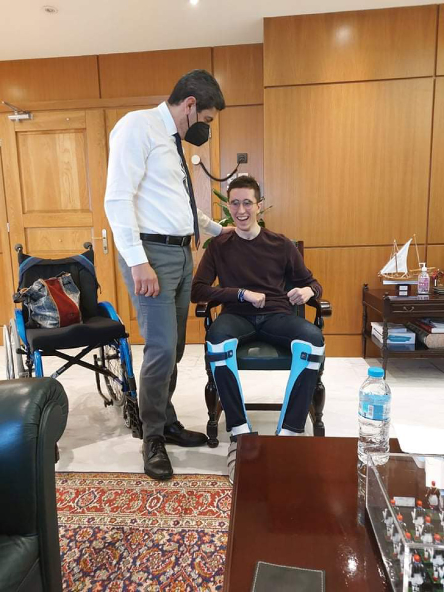 Στον υφυπουργό Αθλητισμού Λευτέρη Αυγενάκη ο Γιάννης Αβραμιδης - Είχε χτυπήσει στο κεφάλι κατά τη διάρκεια προπόνησης