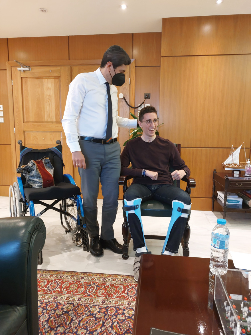 Στον υφυπουργό Αθλητισμού Λευτέρη Αυγενάκη ο Γιάννης Αβραμιδης - Είχε χτυπήσει στο κεφάλι κατά τη διάρκεια προπόνησης