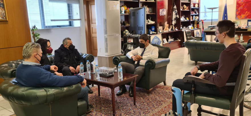 Στον υφυπουργό Αθλητισμού Λευτέρη Αυγενάκη ο Γιάννης Αβραμιδης - Είχε χτυπήσει στο κεφάλι κατά τη διάρκεια προπόνησης