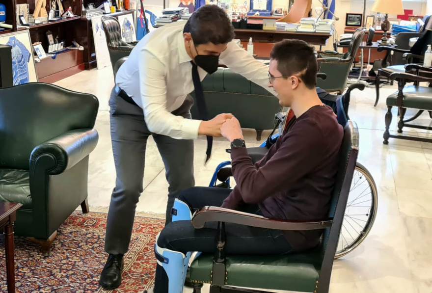 Στον υφυπουργό Αθλητισμού Λευτέρη Αυγενάκη ο Γιάννης Αβραμιδης - Είχε χτυπήσει στο κεφάλι κατά τη διάρκεια προπόνησης