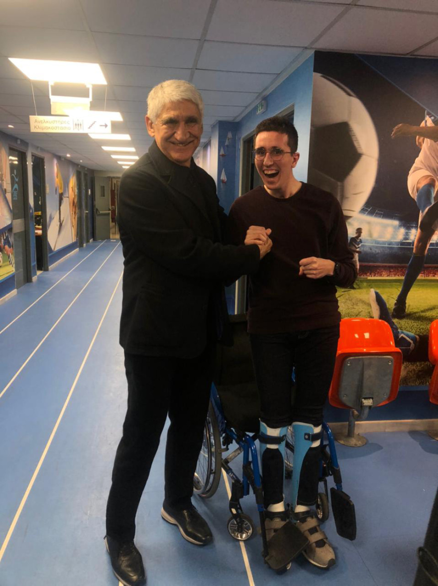 Στον υφυπουργό Αθλητισμού Λευτέρη Αυγενάκη ο Γιάννης Αβραμιδης - Είχε χτυπήσει στο κεφάλι κατά τη διάρκεια προπόνησης