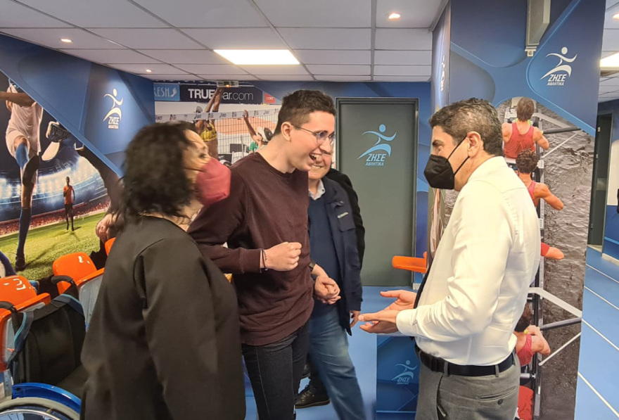 Στον υφυπουργό Αθλητισμού Λευτέρη Αυγενάκη ο Γιάννης Αβραμιδης - Είχε χτυπήσει στο κεφάλι κατά τη διάρκεια προπόνησης