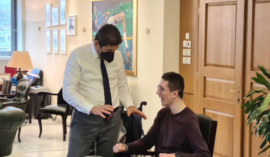 Στον υφυπουργό Αθλητισμού Λευτέρη Αυγενάκη ο Γιάννης Αβραμιδης - Είχε χτυπήσει στο κεφάλι κατά τη διάρκεια προπόνησης