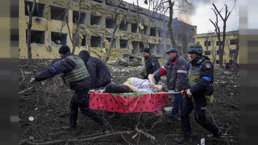 Ρωσική εισβολή: «Μπορείς να πεθάνεις ανά πάσα στιγμή, ντρεπόμουν που έφευγα» λέει ο τελευταίος δημοσιογράφος που βγήκε από τη Μαριούπολη