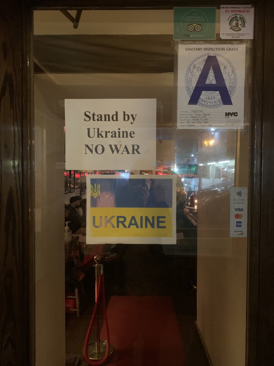 Ρωσίδα εστιατόρισσα στη Νέα Υόρκη, παντρεμένη με Ουκρανό, αντιμέτωπη με κύματα αντιρωσικού μίσους