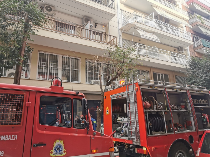 Θεσσαλονίκη: Φωτιά σε διαμέρισμα - Στο νοσοκομείο ένας άνδρας (Δείτε βίντεο και φωτογραφίες)