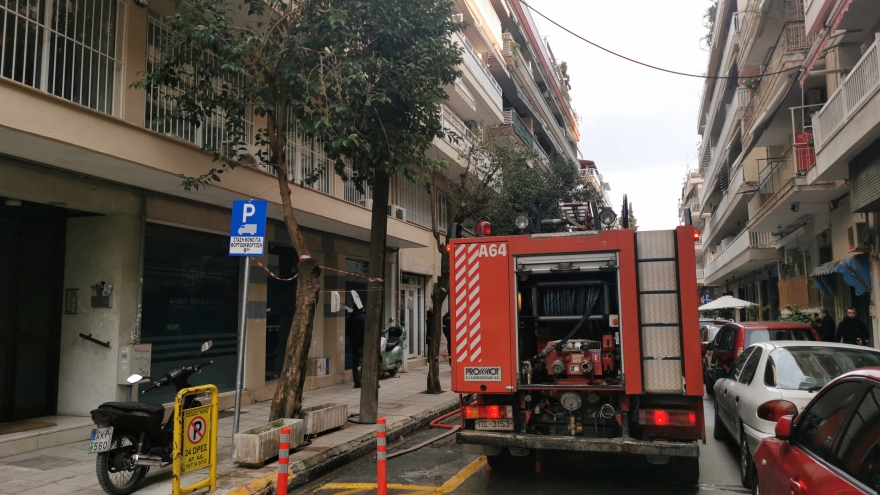 Θεσσαλονίκη: Φωτιά σε διαμέρισμα - Στο νοσοκομείο ένας άνδρας (Δείτε βίντεο και φωτογραφίες)