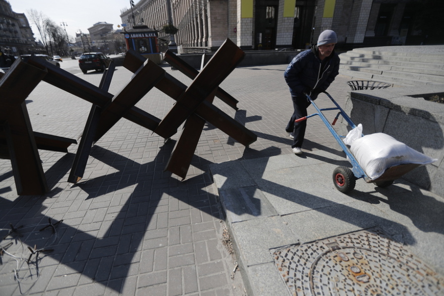 Πόλεμος στην Ουκρανία - «Σφίγγει» η ρωσική λαβίδα στο Κίεβο, «σφυροκόπημα» στη Μαριούπολη - Ζελένσκι: Αν θέλετε την πρωτεύουσά μας, θα πρέπει να την ισοπεδώσετε