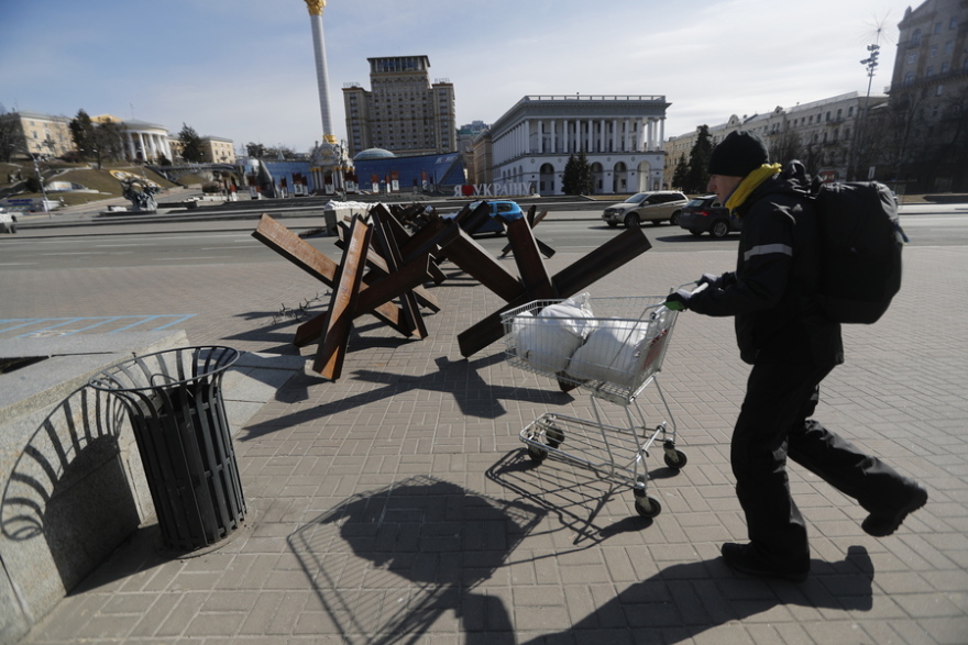 Πόλεμος στην Ουκρανία - «Σφίγγει» η ρωσική λαβίδα στο Κίεβο, «σφυροκόπημα» στη Μαριούπολη - Ζελένσκι: Αν θέλετε την πρωτεύουσά μας, θα πρέπει να την ισοπεδώσετε