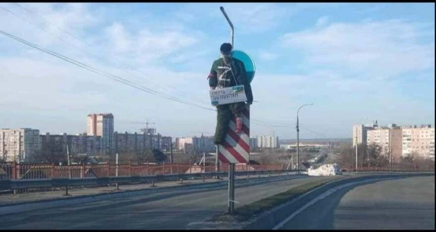 Πόλεμος στην Ουκρανία: Κρεμούν κούκλες με στρατιωτικές στολές Ρώσων έξω από το Κίεβο