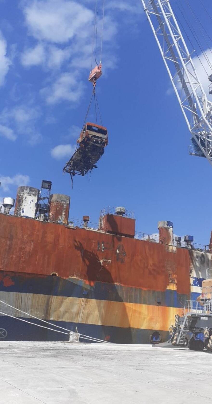 Euroferry Olympia: Ανασύρονται τα καμένα φορτηγά από τα γκαράζ του πλοίου  - Δείτε φωτογραφίες 