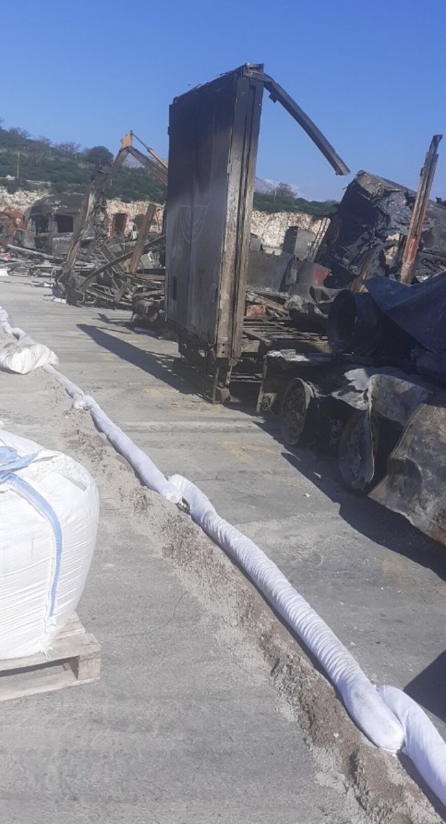 Euroferry Olympia: Ανασύρονται τα καμένα φορτηγά από τα γκαράζ του πλοίου  - Δείτε φωτογραφίες 