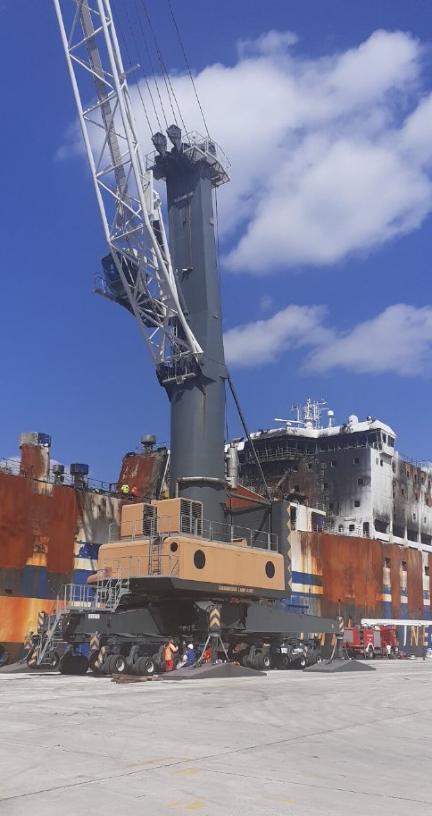 Euroferry Olympia: Ανασύρονται τα καμένα φορτηγά από τα γκαράζ του πλοίου  - Δείτε φωτογραφίες 