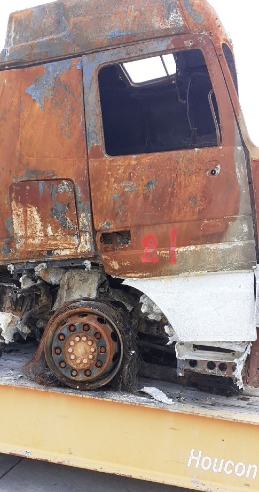 Euroferry Olympia: Ανασύρονται τα καμένα φορτηγά από τα γκαράζ του πλοίου  - Δείτε φωτογραφίες 