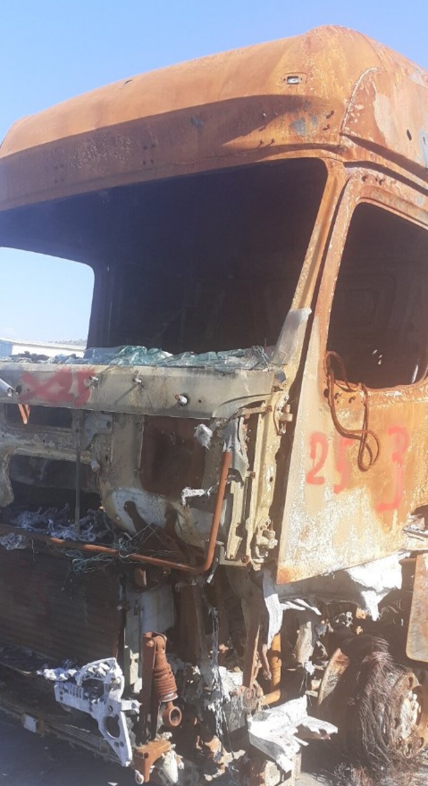 Euroferry Olympia: Ανασύρονται τα καμένα φορτηγά από τα γκαράζ του πλοίου  - Δείτε φωτογραφίες 