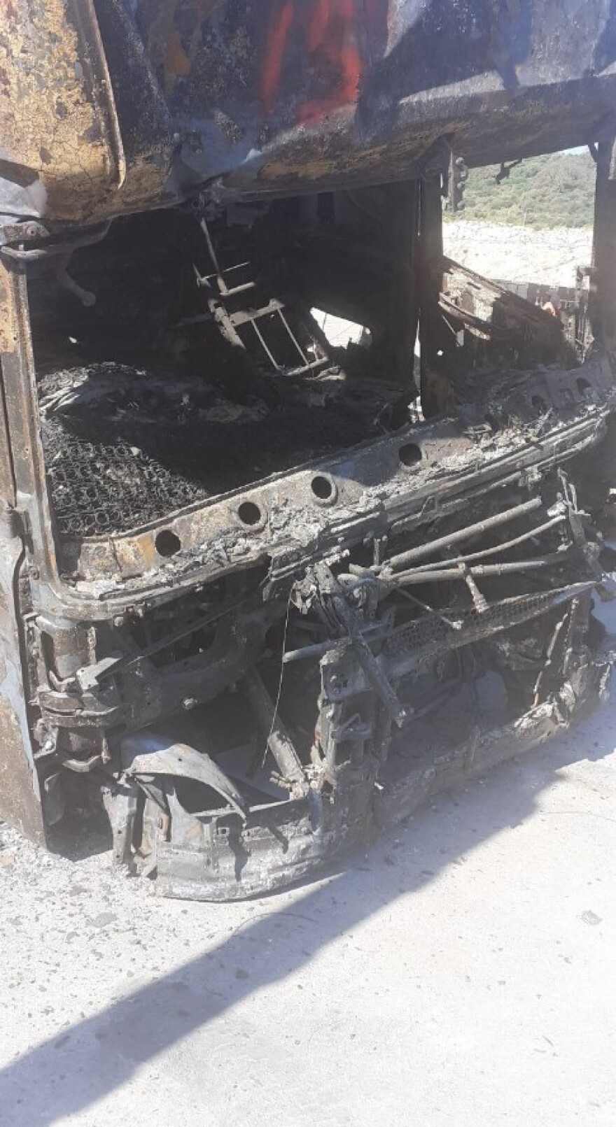 Euroferry Olympia: Ανασύρονται τα καμένα φορτηγά από τα γκαράζ του πλοίου  - Δείτε φωτογραφίες 