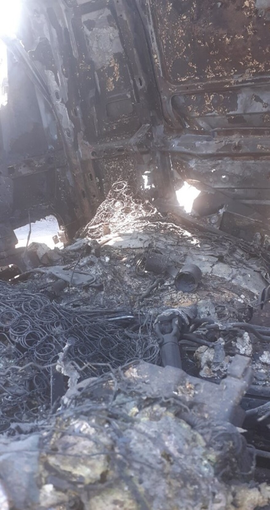 Euroferry Olympia: Ανασύρονται τα καμένα φορτηγά από τα γκαράζ του πλοίου  - Δείτε φωτογραφίες 