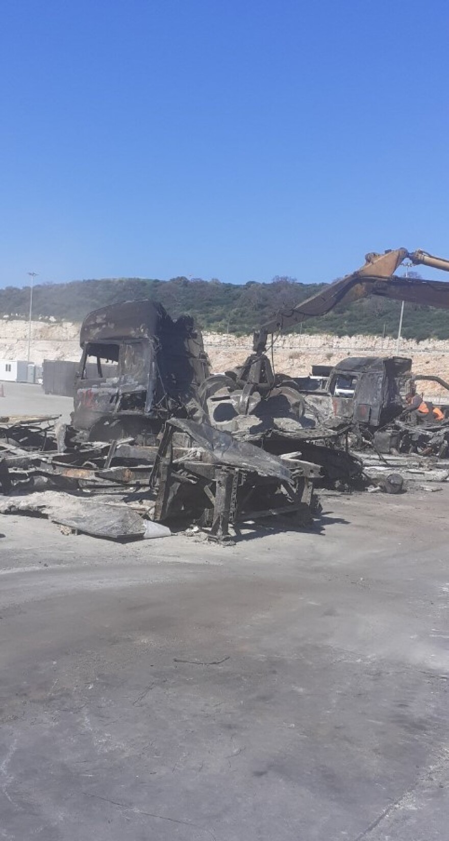 Euroferry Olympia: Ανασύρονται τα καμένα φορτηγά από τα γκαράζ του πλοίου  - Δείτε φωτογραφίες 