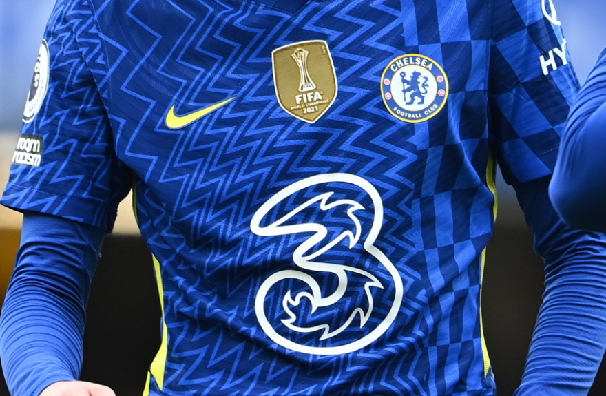 Τσέλσι: Οι οπαδοί φόρεσαν μάσκες Αμπράμοβιτς και κρέμασαν πανό για τον Ρώσο μεγιστάνα