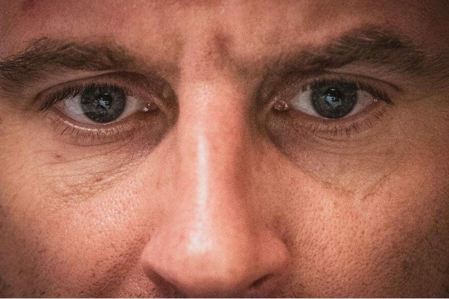 Εμανουέλ Μακρόν: Το «ανθρώπινο» πρόσωπο του Γάλλου προέδρου - Aξύριστος, ανήσυχος, με μαύρους κύκλους