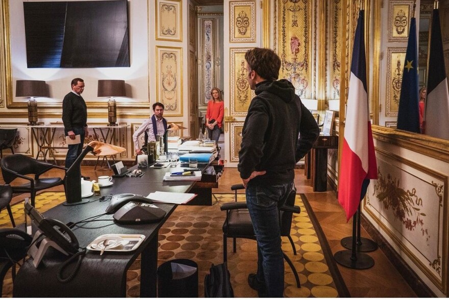 Εμανουέλ Μακρόν: Το «ανθρώπινο» πρόσωπο του Γάλλου προέδρου - Aξύριστος, ανήσυχος, με μαύρους κύκλους