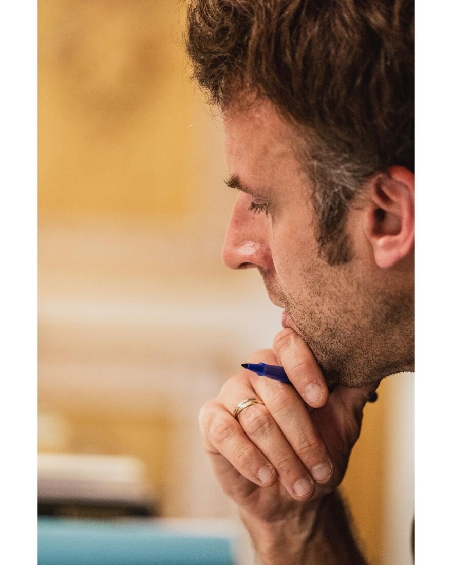 Εμανουέλ Μακρόν: Το «ανθρώπινο» πρόσωπο του Γάλλου προέδρου - Aξύριστος, ανήσυχος, με μαύρους κύκλους