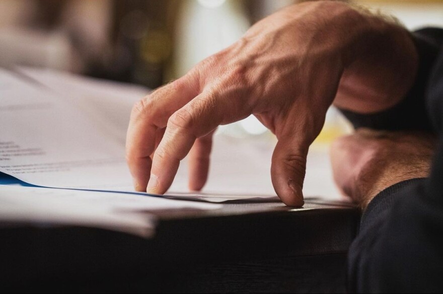 Εμανουέλ Μακρόν: Το «ανθρώπινο» πρόσωπο του Γάλλου προέδρου - Aξύριστος, ανήσυχος, με μαύρους κύκλους