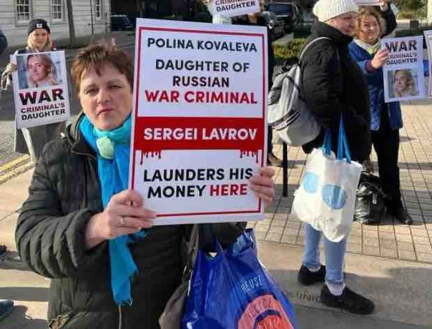 Πόλεμος στην Ουκρανία: Ακτιβιστές κάνουν καταλήψεις σε σπίτια Ρώσων ολιγαρχών και συγγενών των Πούτιν και Λαβρόφ