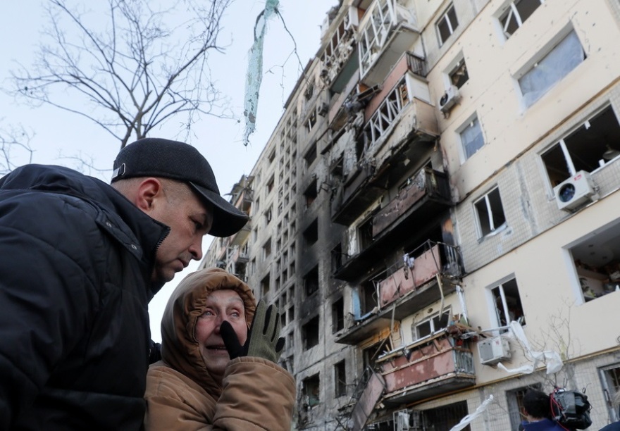 Εισβολή στην Ουκρανία: Δραματικές εικόνες από τους βομβαρδισμούς στο Κίεβο - «Οι Ρώσοι είναι Ορκ» λέει ο Ουκρανός υπουργός Άμυνας